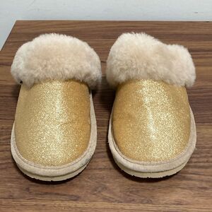 Bearpaw NWOT Loki Metallic Gold Woman’s Sheepskin Lined Slipper. Size 6.